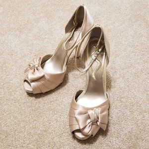 ❤️ Women's Nina Gold Peep Toe Satin Fabric Bow Heels / Dress Pump - Size 8.5